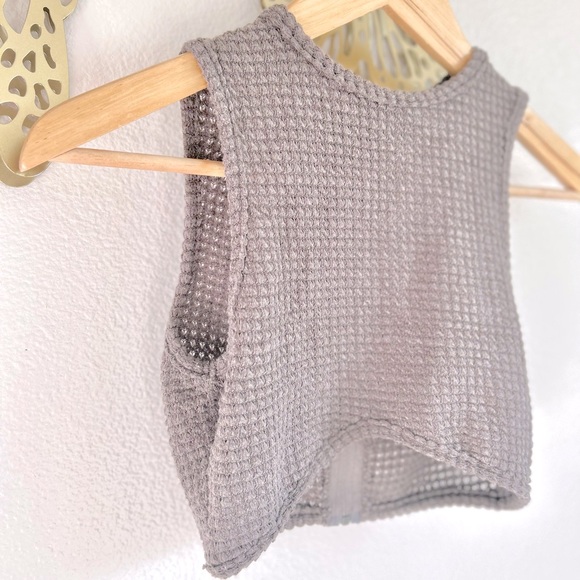 Grey Knit Crop Zip-Up Crop Tank - Picture 2 of 3